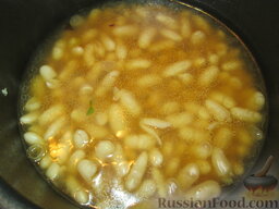 Суп со скаролой, радиккьо и белой фасолью: 5. Добавить отварную фасоль.