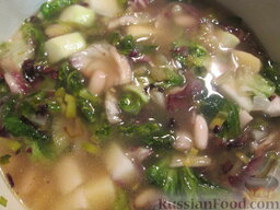 Суп со скаролой, радиккьо и белой фасолью: 6. Залить водой или овощным бульоном, проверить на соль и варить 15-20 минут, пока картофель не будет готов. Приятного аппетита!