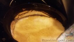 Медовый торт со сметанным кремом: Выкладываем на тарелку, чтобы коржи остыли.