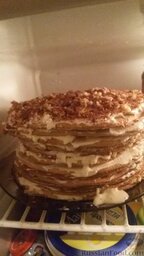 Медовый торт со сметанным кремом: Убираем медовый торт со сметанным кремом в холодильник, пусть настоится столько времени, на сколько у вас хватит выдержки.