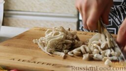 Говядина Веллингтон: Как приготовить говядину Веллингтон:    Для начала измельчаем грибы, лук и чеснок.