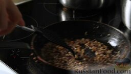 Говядина Веллингтон: Все это обжариваем на разогретой сковороде с маслом до готовности, с добавлением соли, черного перца и чили.