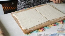 Говядина Веллингтон: Раскатываем слоеное тесто и разрезаем его на две части.
