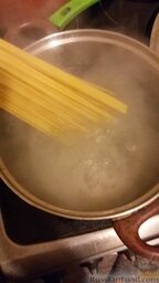 Спагетти с курицей и грибами в сливочно-сырном соусе: Вода закипела, добавляем спагетти, варим до готовности (мои спагетти из твердых сортов пшеницы, они варятся 8 минут).