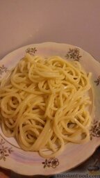 Спагетти с курицей и грибами в сливочно-сырном соусе: В тарелку накладываем спагетти.