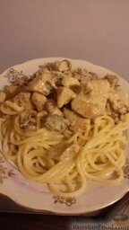 Спагетти с курицей и грибами в сливочно-сырном соусе: На спагетти выкладываем курицу с соусом.