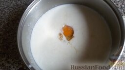 Блины на кефире: Разбиваем яйцо, добавляем соль, соду, сахар, всё тщательно взбиваем миксером.