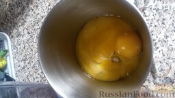 Шарлотка с яблоками: Как приготовить шарлотку с яблоками:    Отделяем желтки от белков.