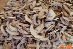 Маринованная закуска с перчиком и грибами: Как приготовить маринованную закуску из овощей с грибами: Шампиньоны нарезаем пластинками.