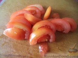 Салат из редиса, капусты, помидоров и огурцов: Вымыть и нарезать полукольцами помидоры.