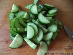 Салат из редиса, капусты, помидоров и огурцов: Огурцы вымыть и нарезать полукольцами.