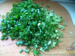 Салат из редиса, капусты, помидоров и огурцов: Зеленый лук очистить, вымыть, мелко нарезать.