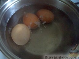 Плацинды с черемшой, творогом и яйцом: Яйца выложить в кастрюлю, залить холодной водой. Поставить на огонь и довести до кипения. Варить вкрутую (на среднем огне около 10 минут). Воду слить. Залить холодной водой.