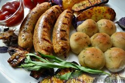 Колбаски куриные на гриле: Готовые куриные колбаски с овощами и пампушками. Приятного аппетита!