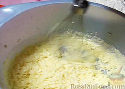 Венский пирог: Маргарин тщательно перемешиваем с сахаром.