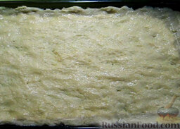 Венский пирог: Смазываем противень маслом. Большую часть теста выкладываем на противень и равномерно распределяем по поверхности.