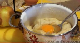 Профитроли (заварные пирожные) с вареной сгущенкой: В остывшее тесто вводим по одному яйца и хорошо перемешиваем тесто для профитролей до однородности.