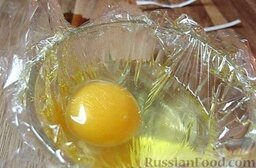 Яйца- пашот"Мешочки": Пленку разложить на доске и смазать оливковым маслом. Пленку выложить на небольшую пиалу, в углубление вылить яйцо (по желанию можно сразу посолить или оставить право выбора едоку за столом).