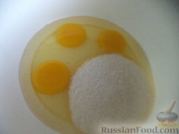 Шарлотка с клубникой: Включить духовку.  В миску вбить яйца, добавить сахар.