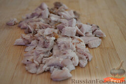 Картофельный салат с курицей и редиской: Нарезаем кусочками куриное мясо.