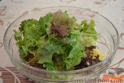 Картофельный салат с курицей и редиской: Добавляем листья салата.
