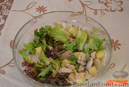 Картофельный салат с курицей и редиской: Заправляем картофельный салат с курицей и редиской, перемешиваем, ставим в холодильник на 30 минут для пропитки.  Готовый салатик подаем к столу. Приятного аппетита!