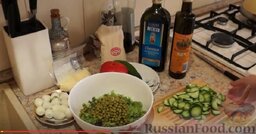 Легкий овощной салат "Любимый": Огурец режем полукольцами, помидор кубиками и отправляем в чашку с салатом и горошком.