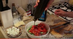 Легкий овощной салат "Любимый": Солим, поливаем тыквенным и оливковым маслом и перемешиваем.
