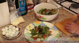 Легкий овощной салат "Любимый": Выкладываем легкий овощной салат порционно в тарелки, по краям кладем половинки перепелиных яиц.
