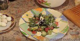 Легкий овощной салат "Любимый": Посыпаем сверху пармезаном и подаем легкий овощной салат к столу!  Интересные подробности смотрите в видео!