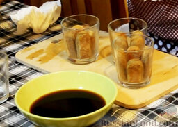 Тирамису с домашним сыром: Быстрыми движениями окунаем печенье в кофе и укладываем в формочки, в которых вы будете подавать ваш десерт.