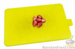 Торт-мороженое "Клубничное сердце": Отберите ягоды клубники одинакового размера, чтобы выложить их на дно формы.