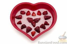 Торт-мороженое "Клубничное сердце": Застелите дно формы в виде сердца пергаментом, уложите на дно разрезанную пополам клубнику срезом вниз.