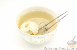 Торт-мороженое "Клубничное сердце": Добавьте маскарпоне и продолжайте взбивать до получения однородной массы.