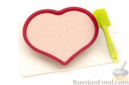Торт-мороженое "Клубничное сердце": Выложите массу для мороженого в силиконовую форму и заморозьте (лучше на ночь).