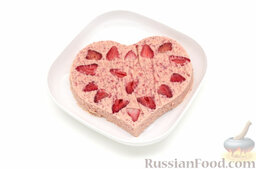 Торт-мороженое "Клубничное сердце": Опрокиньте замороженную массу на плоское блюдо, снимите пергамент.