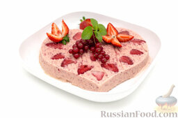 Торт-мороженое "Клубничное сердце": Украсьте поверхность торта свежими ягодами, веточкой мяты и подавайте к столу в качестве десерта.