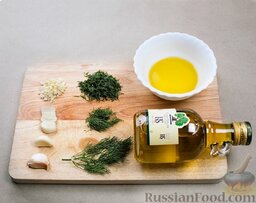 Рецепт шашлыка из овощей или замашка на вегетарианскую кухню: Мариновать, если так можно выразиться,  будем только грибы. Для этого измельчаем чеснок (с помощью чеснокодавки получится идеально), мелко нарезаем зелень, заливаем оливковое масло и добавляем соль и перец по вкусу.