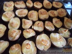 Картофель, запеченный в духовке с салом: Сало зубочисткой приколоть к картофелю (при запекании сало может 
