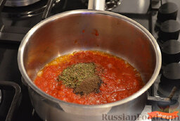 Куриные сердечки в томатном соусе: Добавляем томат-пасту, перемешиваем. Насыпаем смесь трав, перец молотый, соль по вкусу, перемешиваем.