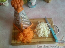 Суп с фрикадельками: Как приготовить суп с фрикадельками:    Нарезаем лук и трем морковь.
