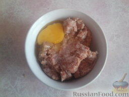Суп с фрикадельками: Фарш солим, перчим, добавляем в него яйцо. Делаем фрикадельки, лучше небольшие, по 1-2 см в диаметре.