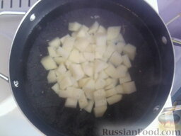 Суп с фрикадельками: В кипящую воду закидываем картофель.