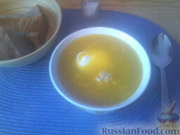 Суп с фрикадельками: Подаем суп с фрикадельками со сметаной, можно посыпать зеленью.   Приятного аппетита)))