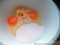Быстрый клубничный пирог: В миску вбить яйца. Добавить соль, мягкое масло и сахар.