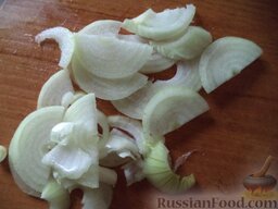 Овощной салат "Взрыв вкуса" с тофу: Лук очистить, вымыть, нарезать полукольцами.