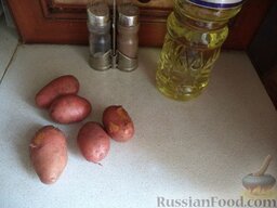 Жареная молодая картошечка: Продуты для приготовления жареной молодой картошки перед вами.  Молодой картофель берется одного размера, некрупный (например как абрикос).