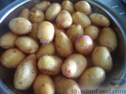 Жареная молодая картошечка: Как приготовить жареную молодую картошку:    Кожуру с молодого картофеля соскоблить, очищенную картошку сразу же выкладывать в холодную воду (чтобы не потемнела).