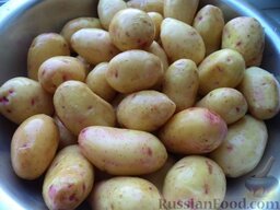 Жареная молодая картошечка: Картофель хорошо вымыть.