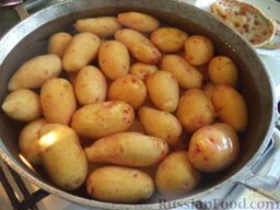 Жареная молодая картошечка: Вскипятить чайник. Картофель выложить в казанок, залить кипятком. Казанок поставить на огонь, довести воду до кипения. Варить картошку на среднем огне 10 минут.